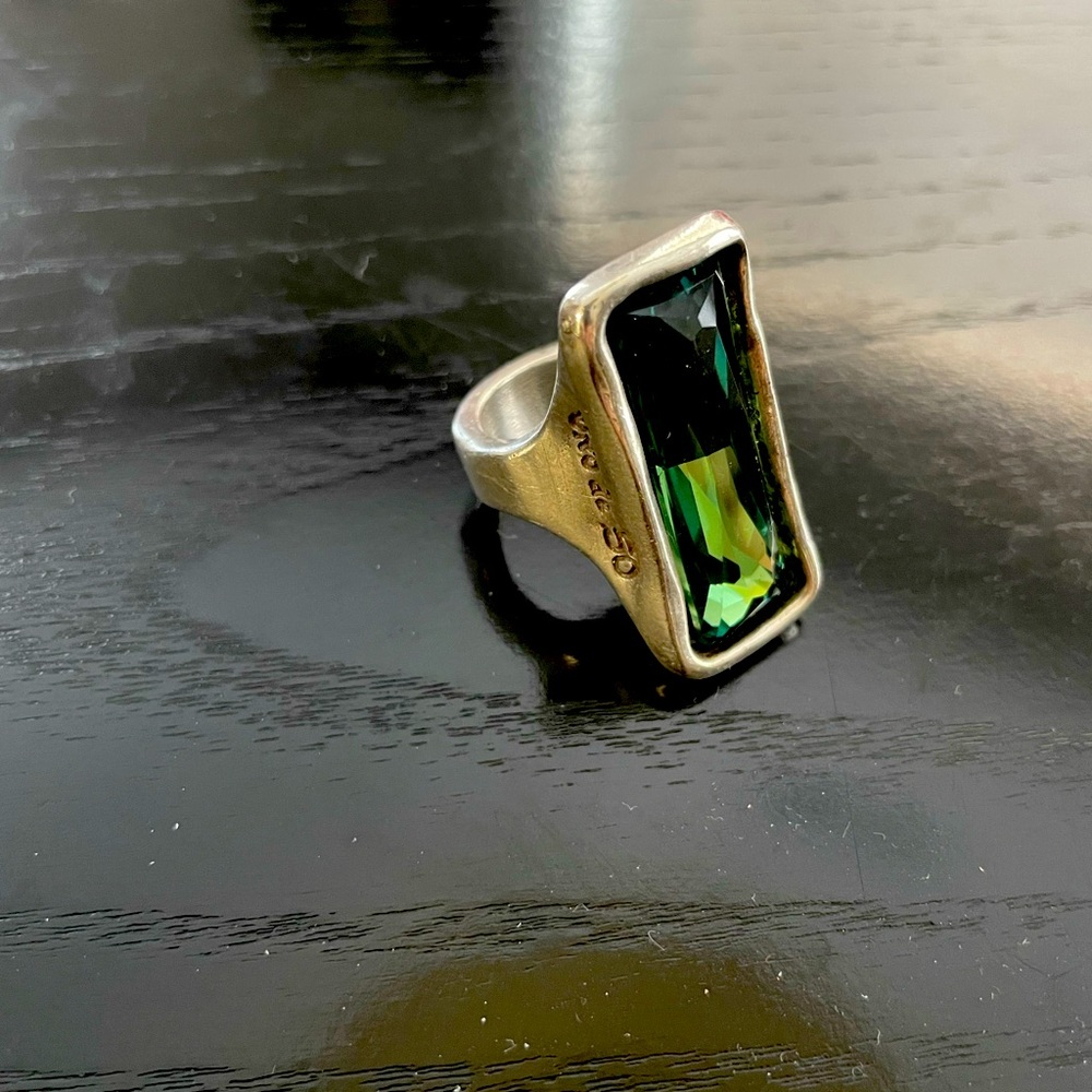 Uno de 50 green stone ring